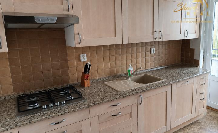 Na prenájom | Priestranný 3-izbový byt s balkónom a možnosťou garáže | Domkárska ulica, Bratislava – Ružinov - fotografia 1