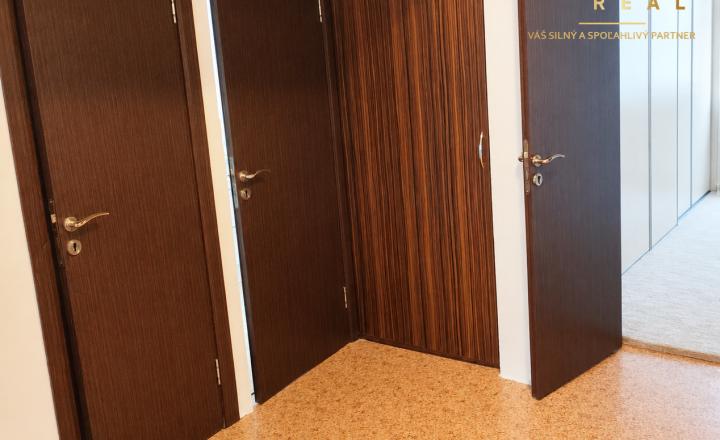 Na prenájom | Priestranný 3-izbový byt s balkónom a možnosťou garáže | Domkárska ulica, Bratislava – Ružinov - fotografia 9