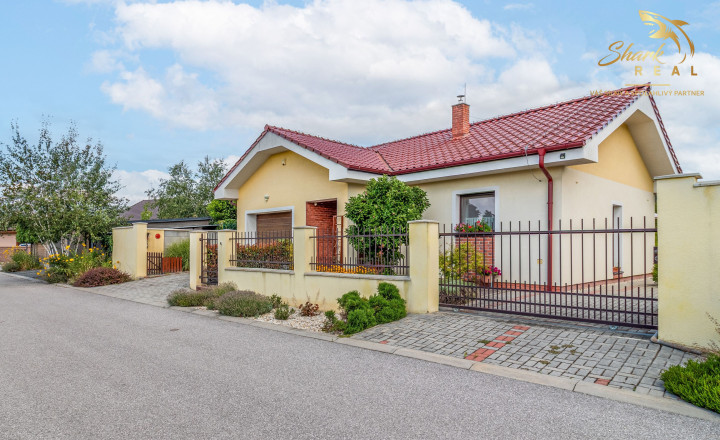 Moderný 3-izbový bungalov s garážou, dielňou a krásnou záhradou – Hôrka nad Váhom - fotografia 2