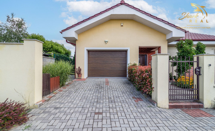 Moderný 3-izbový bungalov s garážou, dielňou a krásnou záhradou – Hôrka nad Váhom - fotografia 7