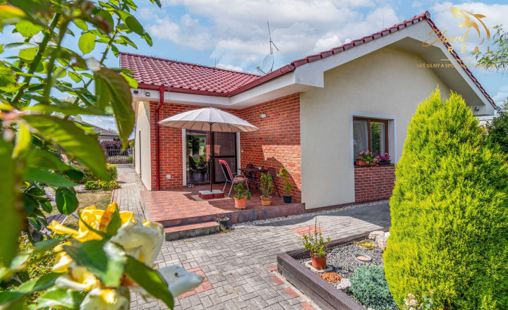 Moderný 3-izbový bungalov s garážou, dielňou a krásnou záhradou – Hôrka nad Váhom - fotografia 10