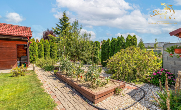 Moderný 3-izbový bungalov s garážou, dielňou a krásnou záhradou – Hôrka nad Váhom - fotografia 13