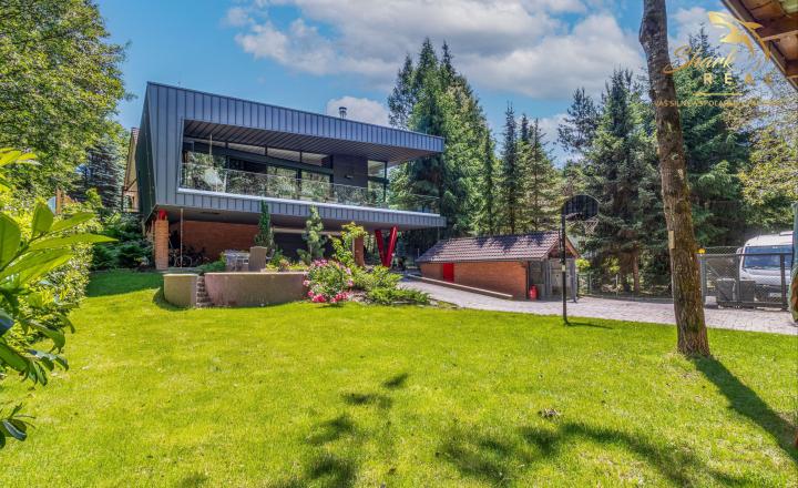 Exkluzívna rodinná vila v srdci Nízkych Tatier | Bystrá | 385 m² | Pozemok 979 m² - fotografia 1
