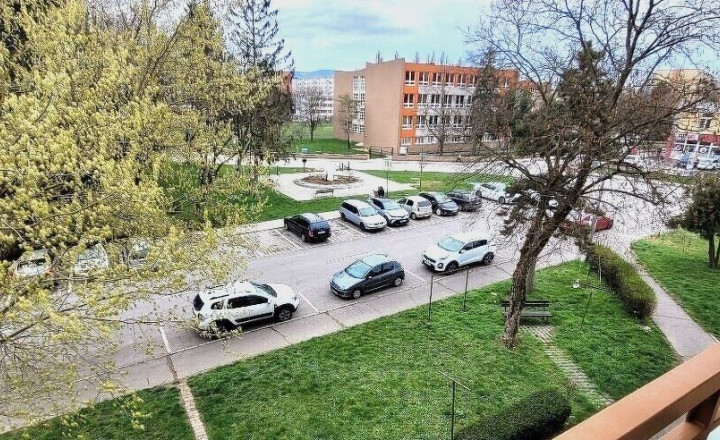 2 izbový byt -  kúsok od centra, s loggiou/balkónom ( + MOŽNÁ DOHODA NA CENE !!! ) - fotografia 6