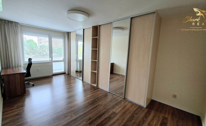 REZERVOVANÉ! Na predaj 3 izbový byt - KOMPLETNÁ REKONŠTRUKCIA - fotografia 1