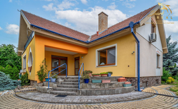 Na predaj 7 izbový rodinný dom s krásnou záhradou - fotografia 1