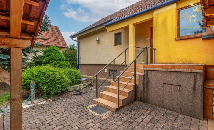 Na predaj 7 izbový rodinný dom s krásnou záhradou - fotografia 11