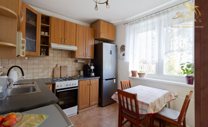  Rezervované - VEĽKÝ 2 IZBOVÝ BYT V TICHEJ LOKALITE PIEŠŤAN SO ŠATNÍKOM - fotografia 4