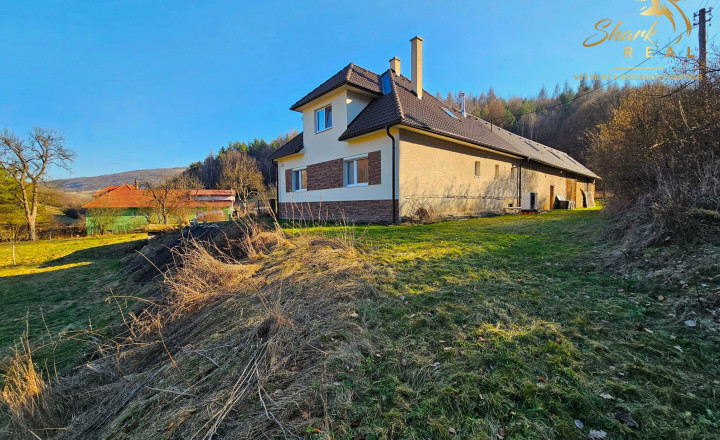 Rodinný dom so stodolou pri lese - fotografia 1