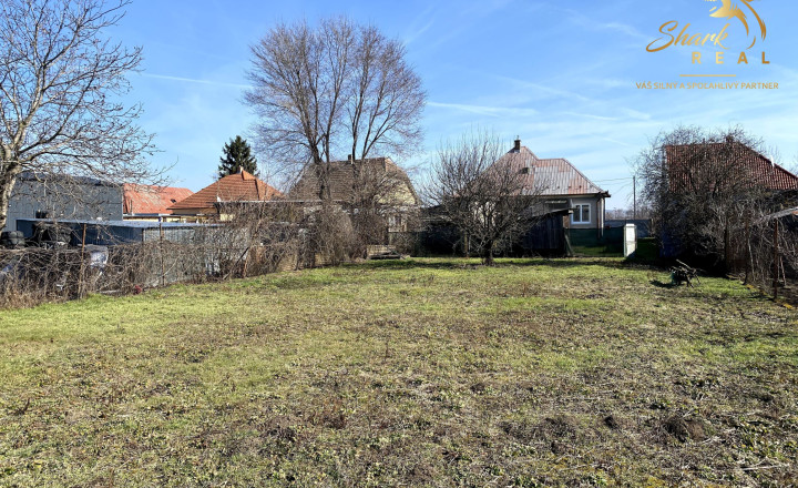 Rodinný dom s veľkým pozemkom na predmestí Hlohovca - fotografia 13