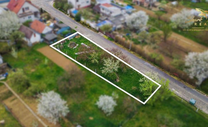 REZERVOVANÉ / Slnečný rovinatý pozemok o výmere 408 m² v meste VRBOVÉ - fotografia 3