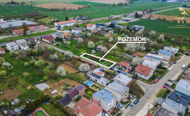 REZERVOVANÉ / Slnečný rovinatý pozemok o výmere 408 m² v meste VRBOVÉ - fotografia 5