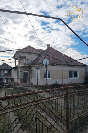 PRIESTRANNÝ RODINNÝ DOM S VEĽKÝM POZEMKOM A DRUHOU STAVBOU – CABAJ-ČÁPOR (PEREŠ) - fotografia 1