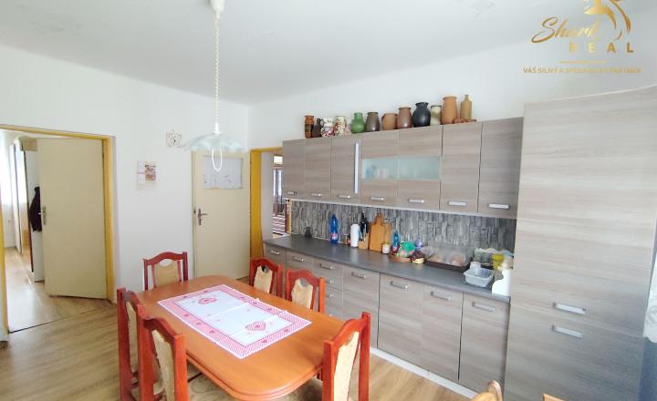 Rodinný dom s veľkorysým investičným pozemkom - fotografia 14