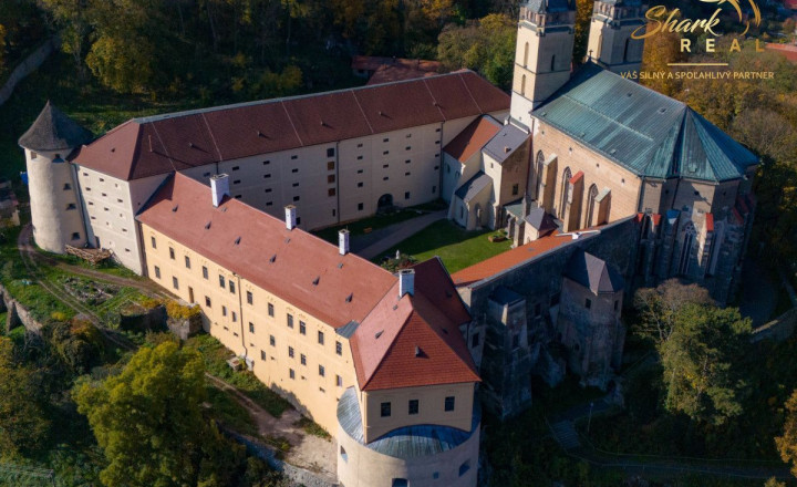 Rodinný dom s veľkorysým investičným pozemkom - fotografia 32