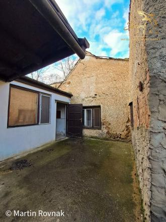 Rodinný dom s projektom a povolením v tichej časti Devínskej Novej Vsi - fotografia 1