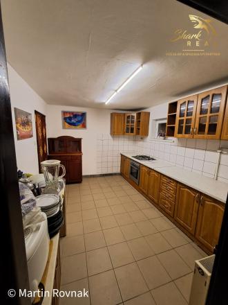 Jedinečný objekt s vysokými stropmi a átriom pre vaše podnikanie - fotografia 10