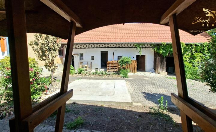 Na predaj rodinný dom s veľkým pozemkom - fotografia 2