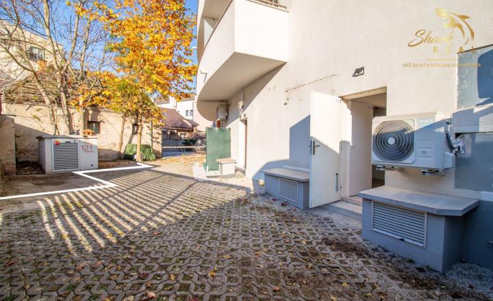 Obchodný priestor v srdci Piešťan – pripravený na vaše podnikanie - fotografia 18