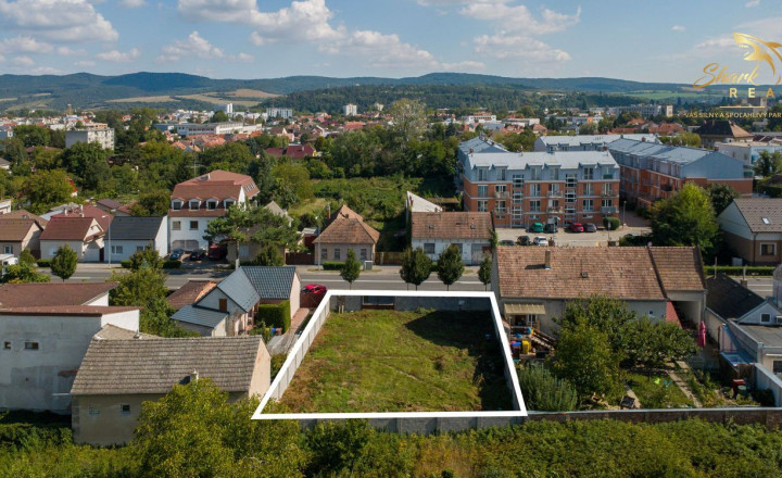 Atraktívny stavebný pozemok pri hlavnej ceste v Piešťanoch - fotografia 1
