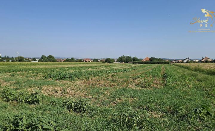 Pozemok na výstavbu rodinného domu - fotografia 1