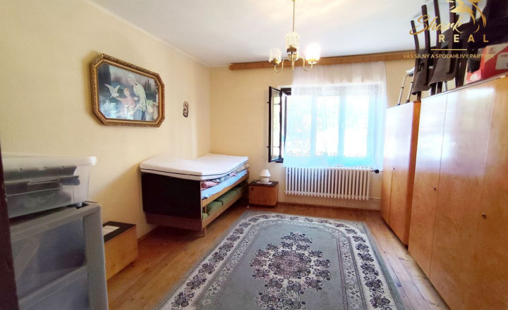 Priestranný a udržiavaný rodinný dom na predaj - fotografia 11