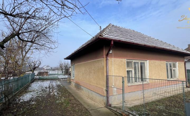 Rodinný dom s 20á pozemkom v obci Semerovo - fotografia 11