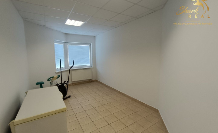 Administratívno-apartmánová budova - fotografia 11