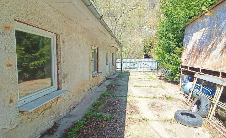 Zaujímavý objekt vhodný na podnikanie v obci Vyhne - fotografia 4