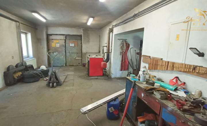 Zaujímavý objekt vhodný na podnikanie v obci Vyhne - fotografia 9