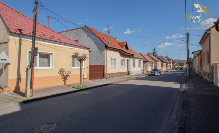 Čiastočne zrekonštruovaný dom vo výbornej lokalite s garážou - fotografia 30