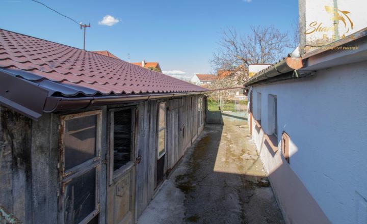 Čiastočne zrekonštruovaný dom vo výbornej lokalite s garážou - fotografia 37