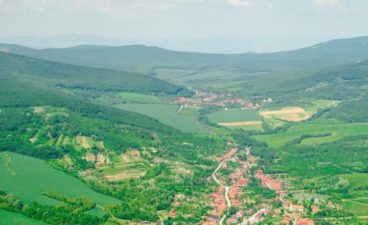 Nádherná záhrada s chatou neďaleko pohoria Tribeč - fotografia 2
