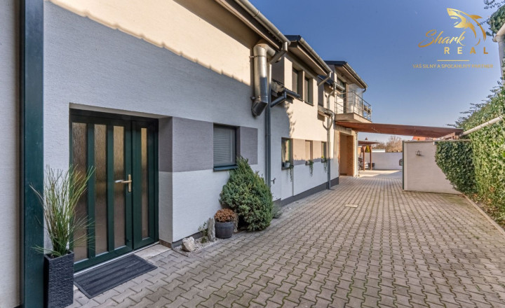 ***VÝNIMOČNÁ NEHNUTEĽNOSŤ LEN 20 km od Trnavy*** úžitková plocha 590 m2***veľký dvor s bazénom a wellnesom*** - fotografia 11
