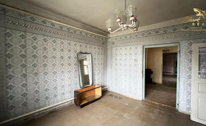 Rodinný dom s novou strechou - fotografia 4