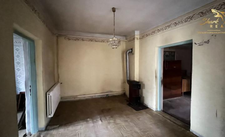 Rodinný dom s novou strechou - fotografia 5