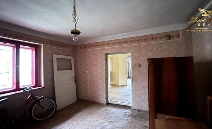 Rodinný dom s novou strechou - fotografia 7