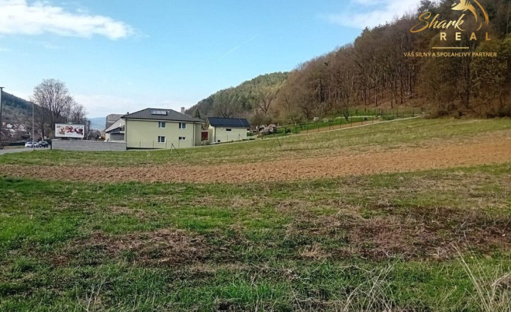 Veľký stavebný pozemok - fotografia 2