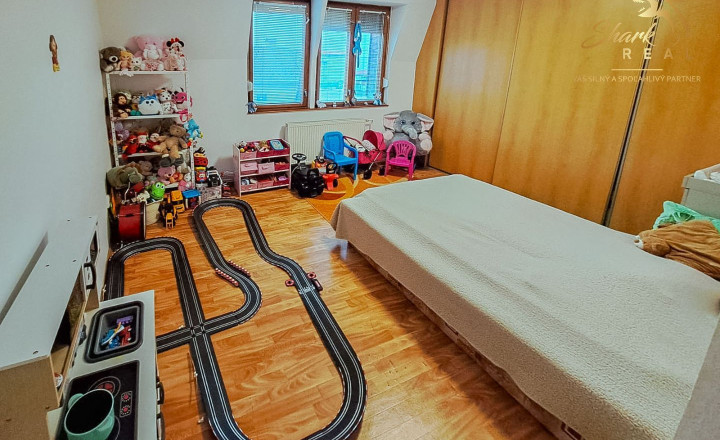 Priestranný rodinný dom v Hornej Strede s veľkým pozemkom - fotografia 8