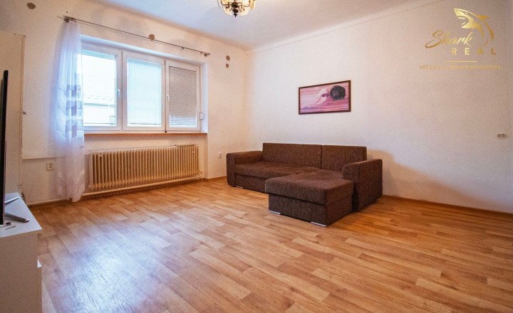 Priestranný rodinný dom v Hornej Strede s veľkým pozemkom - fotografia 20