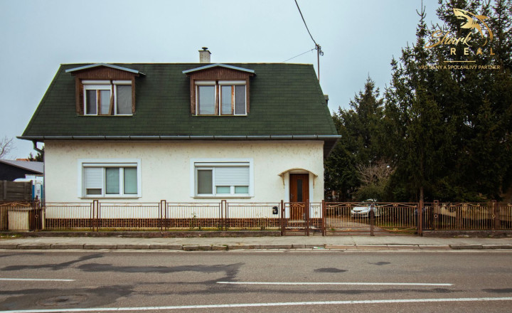 Priestranný rodinný dom v Hornej Strede s veľkým pozemkom - fotografia 30