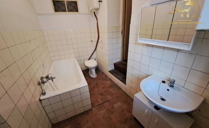 Rodinný dom s pozemkom vhodným na podnikanie - fotografia 11
