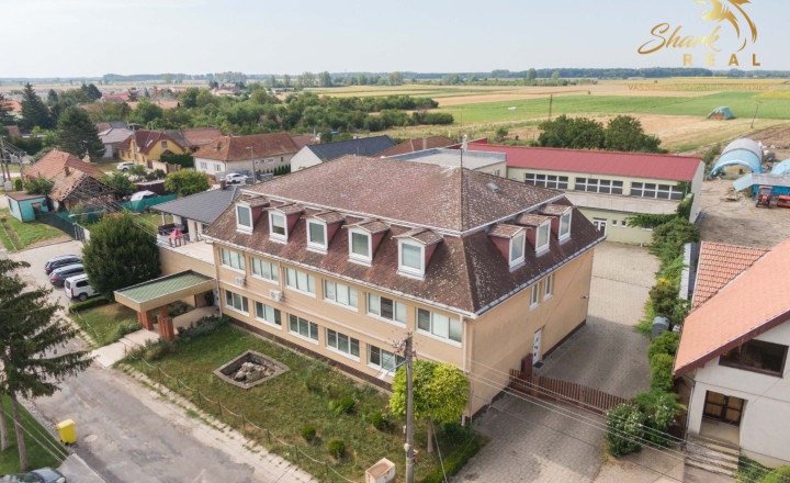 Školská budova v centre obce Mostová - fotografia 1