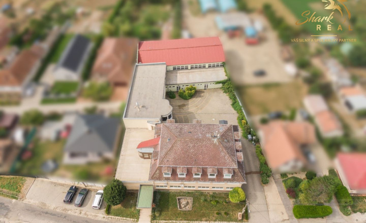 Školská budova v centre obce Mostová - fotografia 3