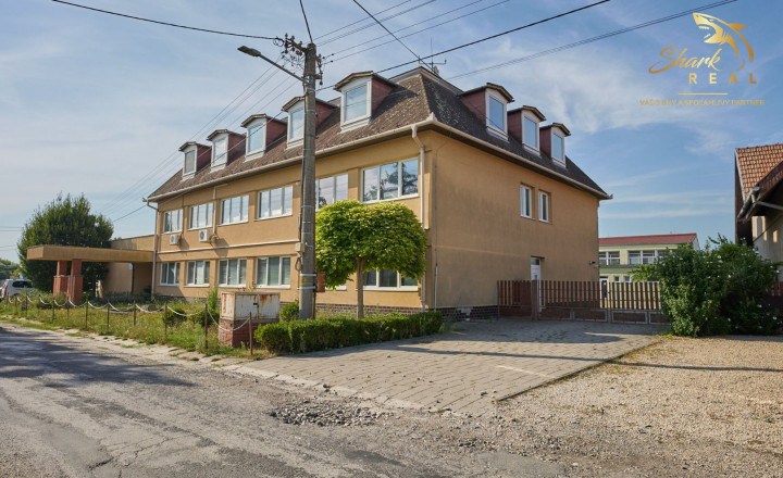 Školská budova v centre obce Mostová - fotografia 5