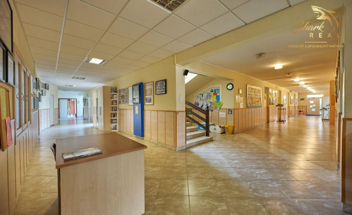 Školská budova v centre obce Mostová - fotografia 6