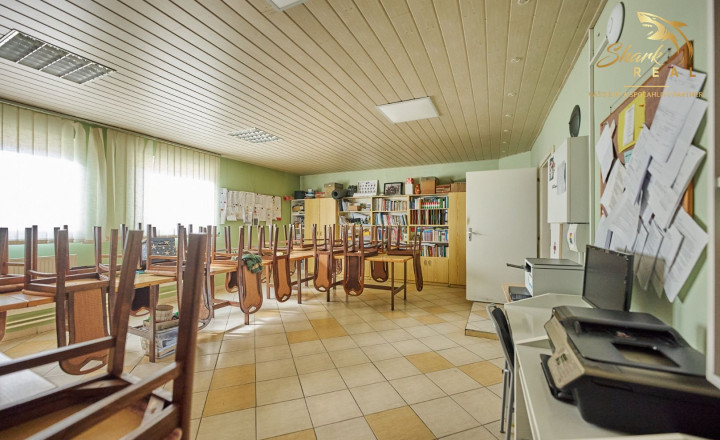 Školská budova v centre obce Mostová - fotografia 7
