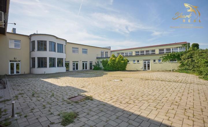 Školská budova v centre obce Mostová - fotografia 10