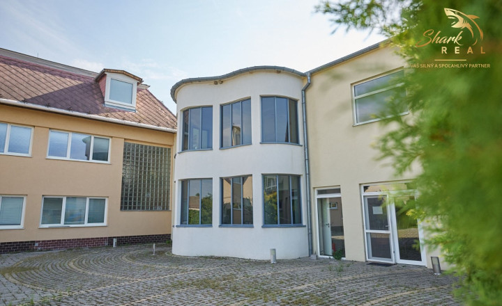 Školská budova v centre obce Mostová - fotografia 11