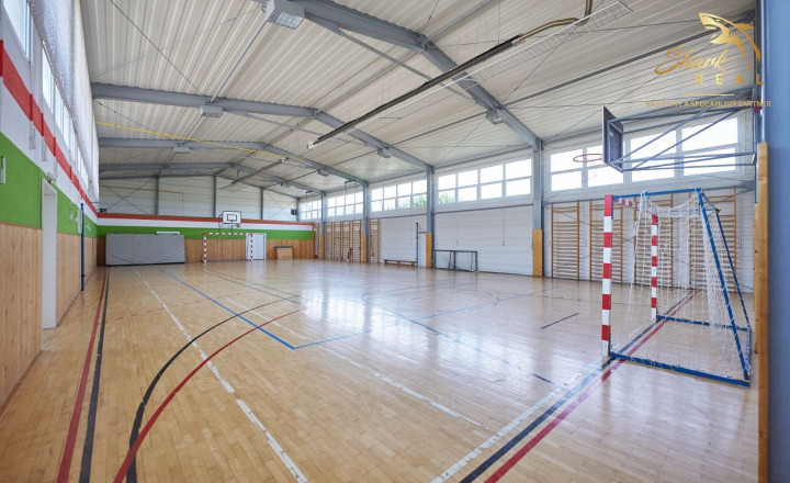 Školská budova v centre obce Mostová - fotografia 13